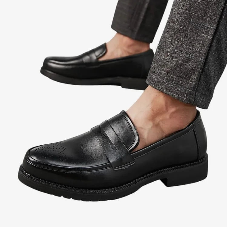 vista lateral esquerda de um modelo usando o Sapato Loafer Masculino Preto Soffisticata Penny Brogue