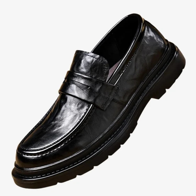 Vista frontal lateral mostrando os detalhes de costura do Sapato Loafer Masculino Preto Soffisticata Penny Vintage