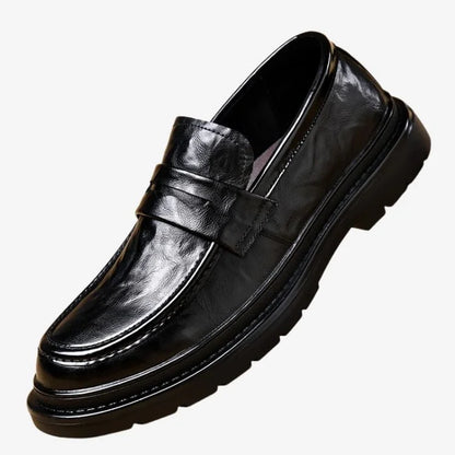 Vista frontal lateral mostrando os detalhes de costura do Sapato Loafer Masculino Preto Soffisticata Penny Vintage