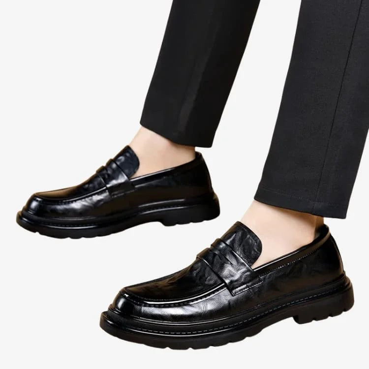 Vista lateral esquerda de um modelo homem usando o Sapato Loafer Masculino Preto Soffisticata Penny Vintage