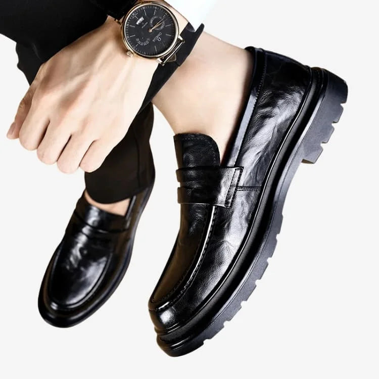 Vista de cima de um modelo homem usando o Sapato Loafer Masculino Preto Soffisticata Penny Vintage