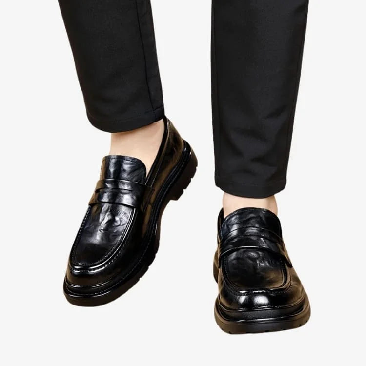 vista frontal de um modelo homem caminhando com o Sapato Loafer Masculino Preto Soffisticata Penny Vintage