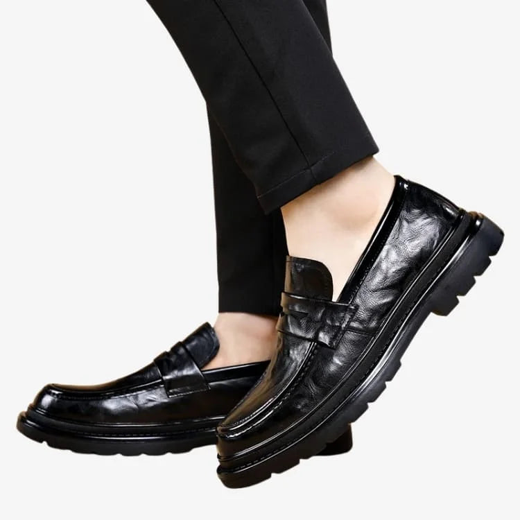 vista lateral esquerda de um modelo homem usando o Sapato Loafer Masculino Preto Soffisticata Penny Vintage ccom um pé levemente em levantado 
