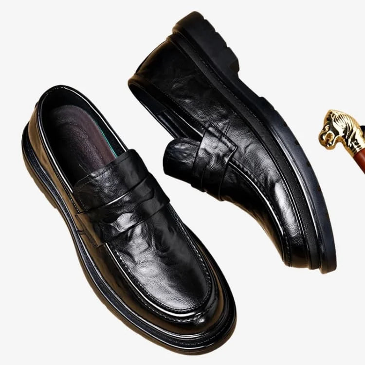 vista de cima do Sapato Loafer Masculino Preto Soffisticata Penny Vintage um está de lado e o outro em posição normal 