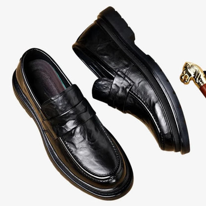 vista de cima do Sapato Loafer Masculino Preto Soffisticata Penny Vintage um está de lado e o outro em posição normal 