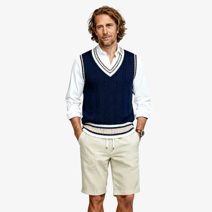 modelo homem de frente usando o Suéter Masculino Sem Manga Azul Soffisticata