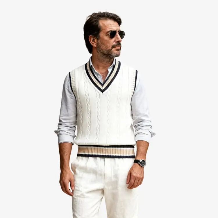 modelo masculino usando o Suéter Masculino Sem Manga Branco Soffisticata em posição natural 