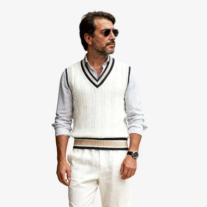 modelo masculino usando o Suéter Masculino Sem Manga Branco Soffisticata em posição natural 