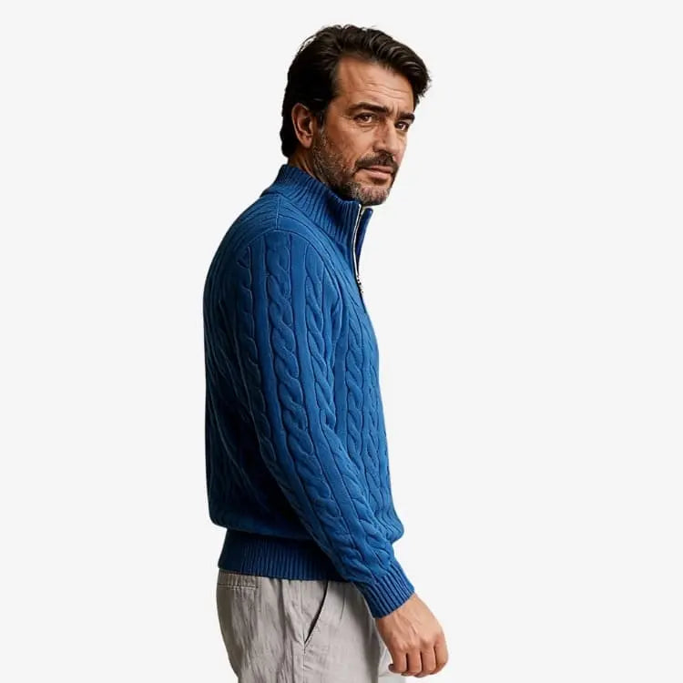 Um modelo usando o Suéter Masculino de Lã Azul Soffisticata olhando para o lado em posição natural 