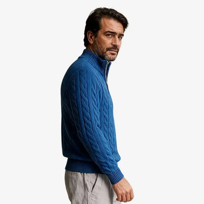 Um modelo usando o Suéter Masculino de Lã Azul Soffisticata olhando para o lado em posição natural 