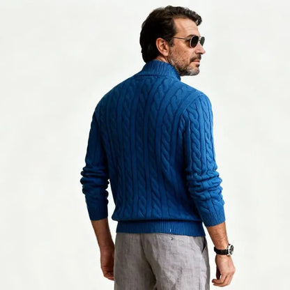 Um modelo em posição natural de costas usando o Suéter Masculino de Lã Azul Soffisticata