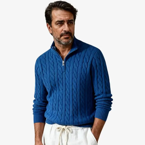 modelo masculino usando o Suéter Masculino de Lã Azul Soffisticata