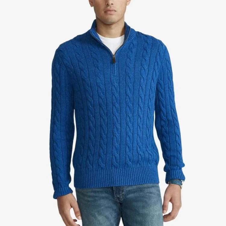 Um modelo masculino usando o Suéter Masculino de Lã Azul Soffisticata