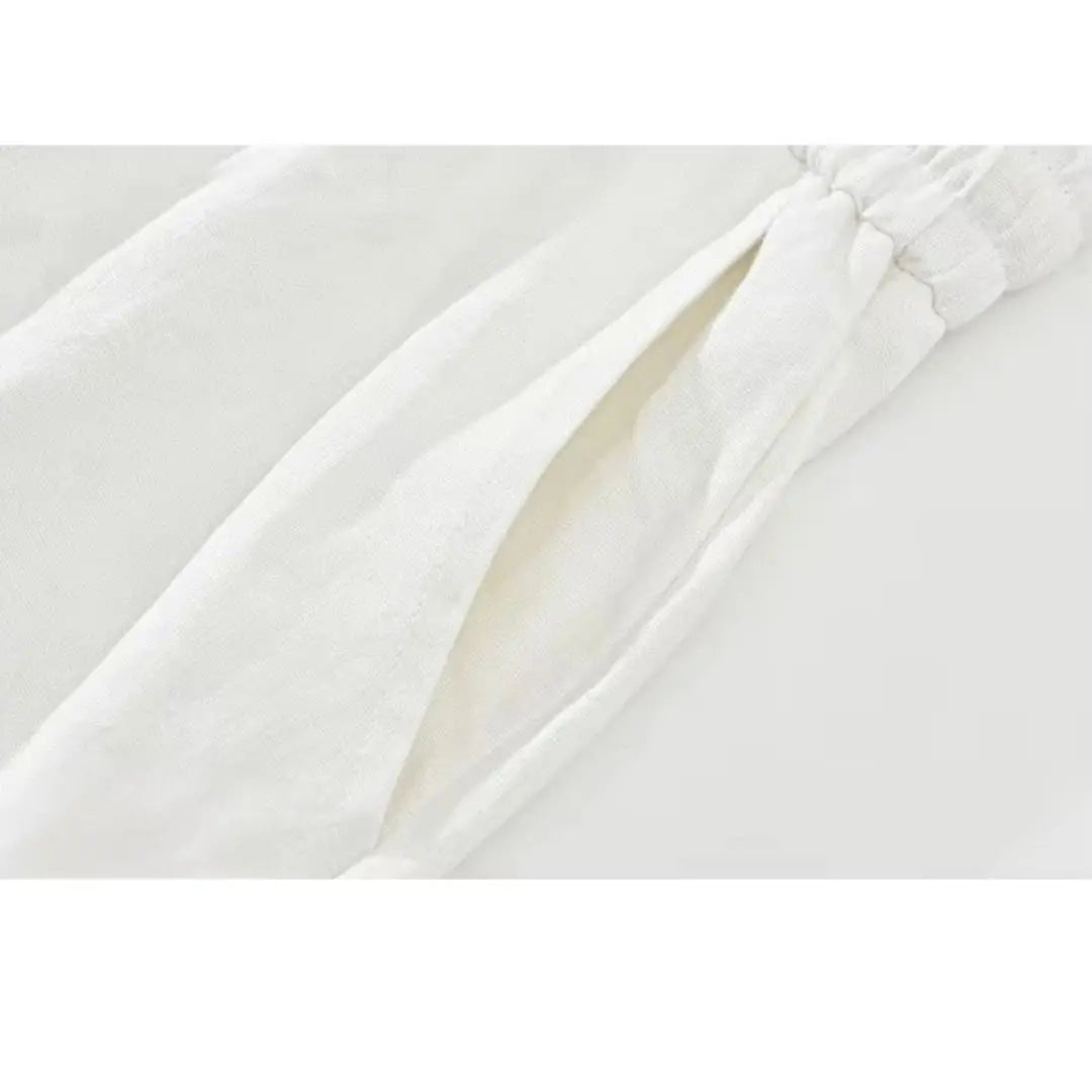 Detalhe do bolso lateral da bermuda de linho masculina branca — Soffisticata