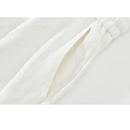 Detalhe do bolso lateral da bermuda de linho masculina branca — Soffisticata