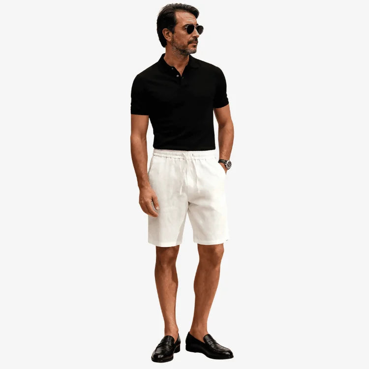 Bermuda de linho masculina branca vista lateral com modelo — Soffisticata