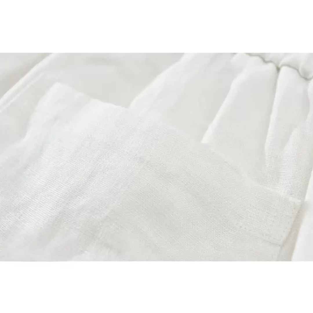 Detalhe da barra da bermuda de linho masculina branca — Soffisticata