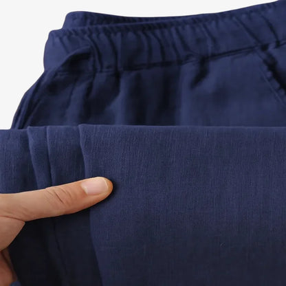 Detalhe textura tecido calça de linho masculina azul marinho — Soffisticata