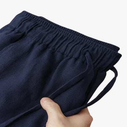 Detalhe cordão ajustável calça de linho masculina azul marinho — Soffisticata