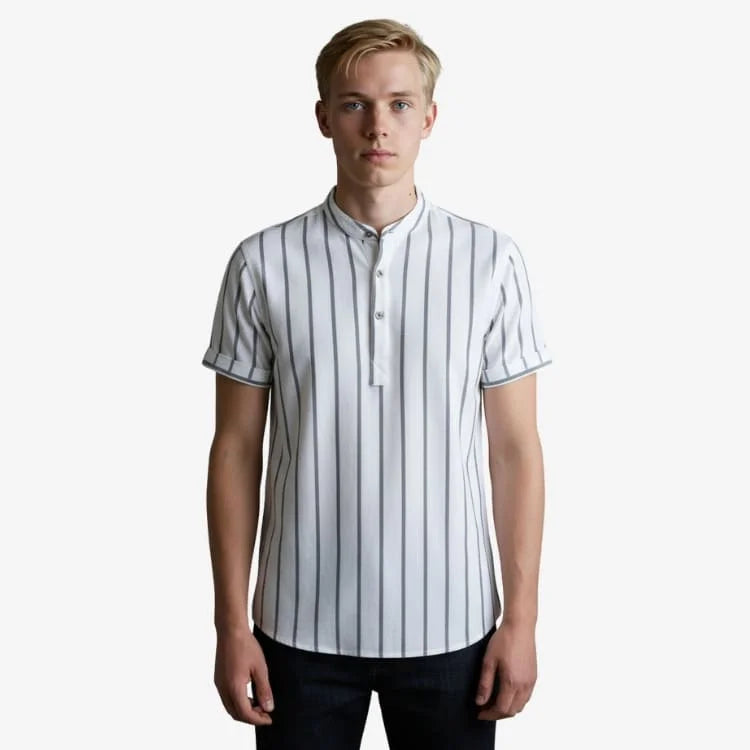 Camisa gola padre masculina branca listrada com modelo vista frontal — Soffisticata