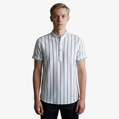 Camisa gola padre masculina branca listrada com modelo vista frontal — Soffisticata