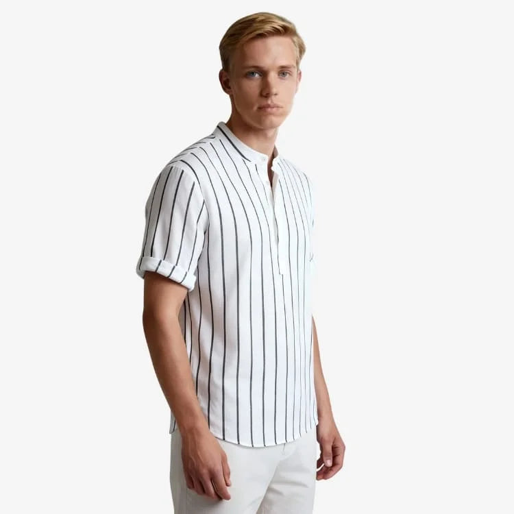 Camisa gola padre masculina branca listrada com modelo vista lateral — Soffisticata