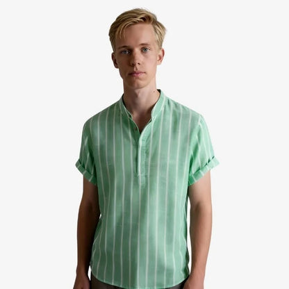 Camisa gola padre masculina verde listrada vista frontal com modelo — Soffisticata