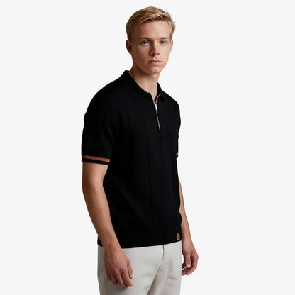 Camiseta polo preta masculina de malha vista frontal aberta — Soffisticata
