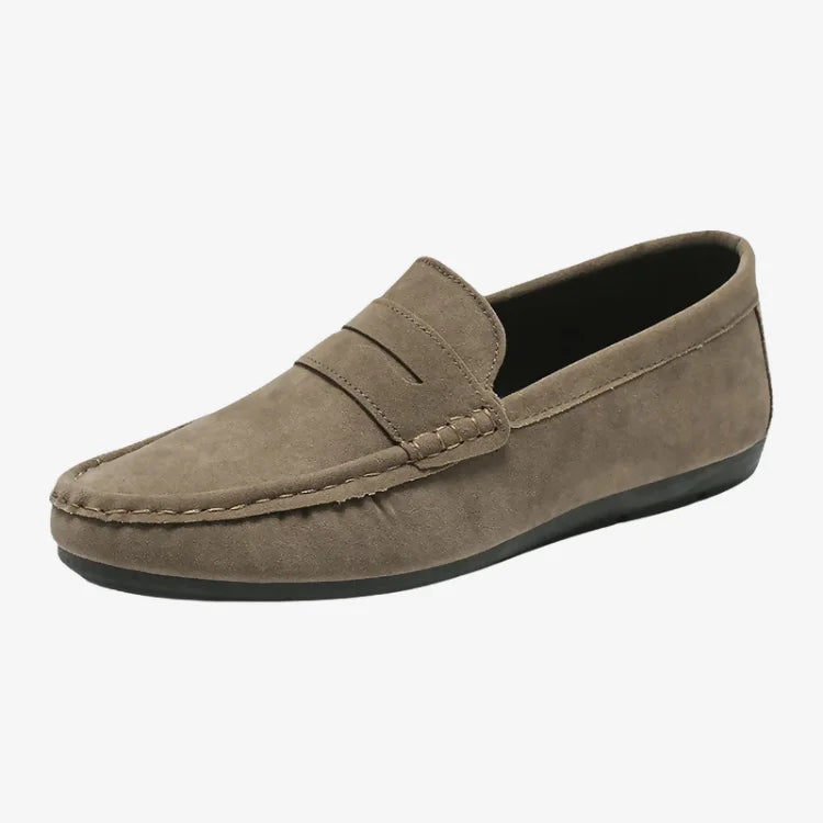 Mocassim masculino caqui Lucca vista lateral — Soffisticata