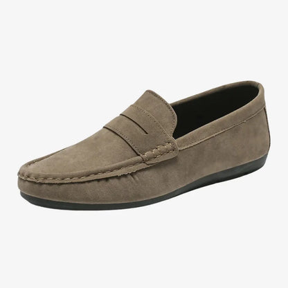 Mocassim masculino caqui Lucca vista lateral — Soffisticata