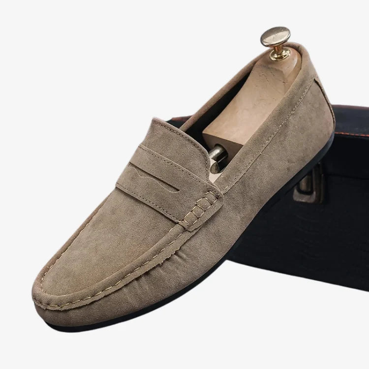 Mocassim masculino caqui Lucca vista três quartos — Soffisticata