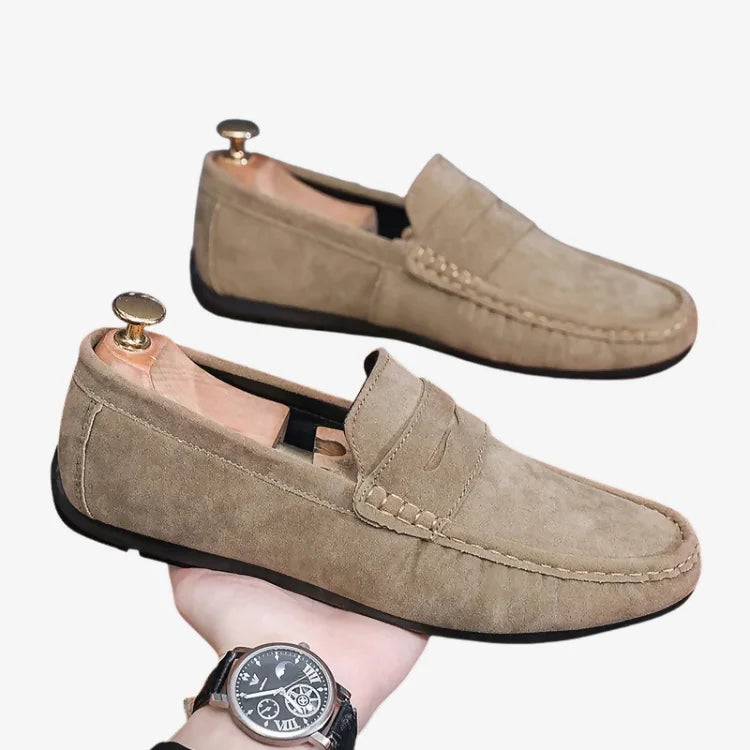 Mocassim masculino caqui Lucca detalhe costura penny com relógio — Soffisticata