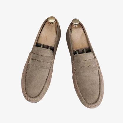 Par de mocassins masculinos caqui Lucca vista superior — Soffisticata