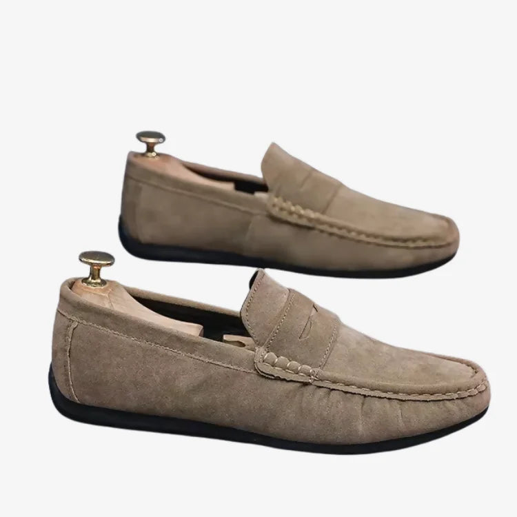 Par de mocassins masculinos caqui Lucca vista lateral dupla — Soffisticata