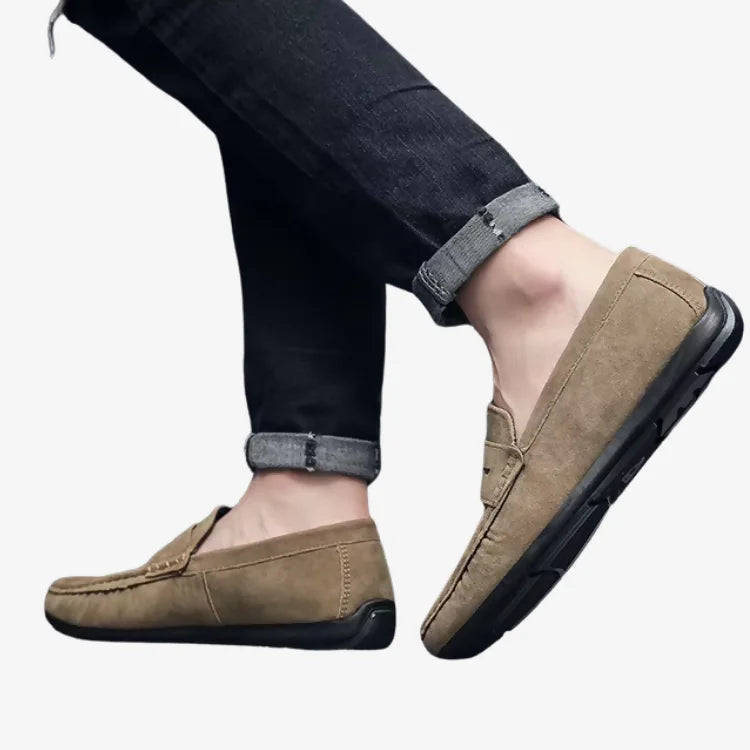 Mocassim masculino caqui Lucca sendo usado com jeans — Soffisticata