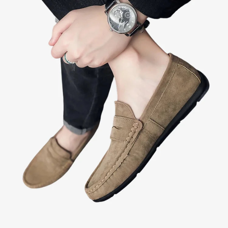 Mocassim masculino caqui Lucca lifestyle com relógio — Soffisticata