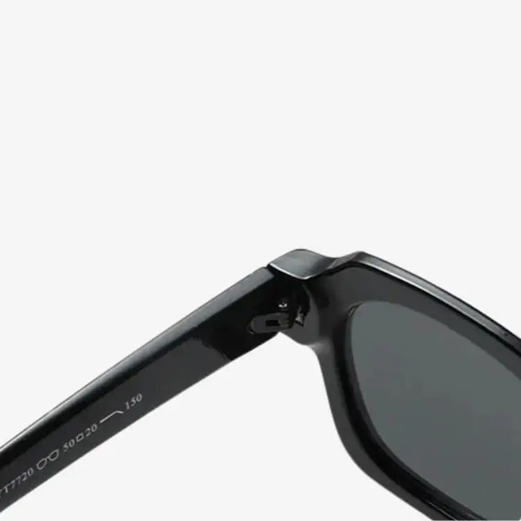Detalhe da dobradiça e haste dos óculos de sol masculino preto Soffisticata