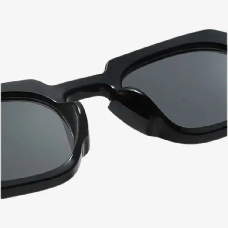 Detalhe da lente e armação dos óculos de sol masculino preto Soffisticata
