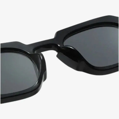 Detalhe da lente e armação dos óculos de sol masculino preto Soffisticata