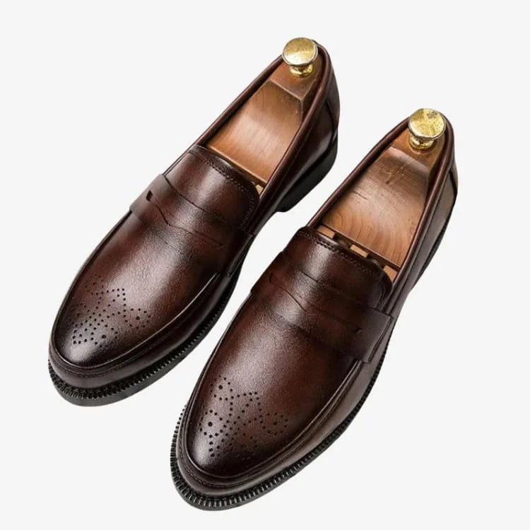 Par de loafers penny brogue marrom com sapateira de madeira vista superior — Soffisticata