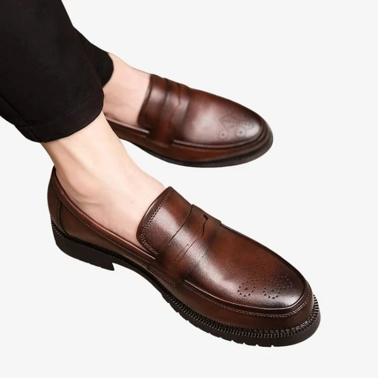 Loafer penny brogue marrom sendo usado com calça social vista frontal — Soffisticata