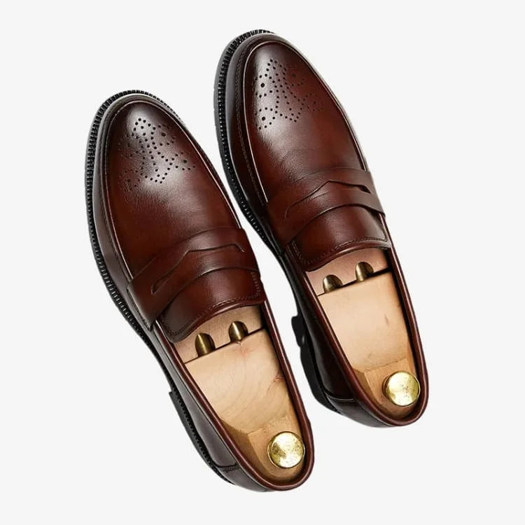 Loafer penny brogue marrom sendo usado detalhe perforações brogue — Soffisticata