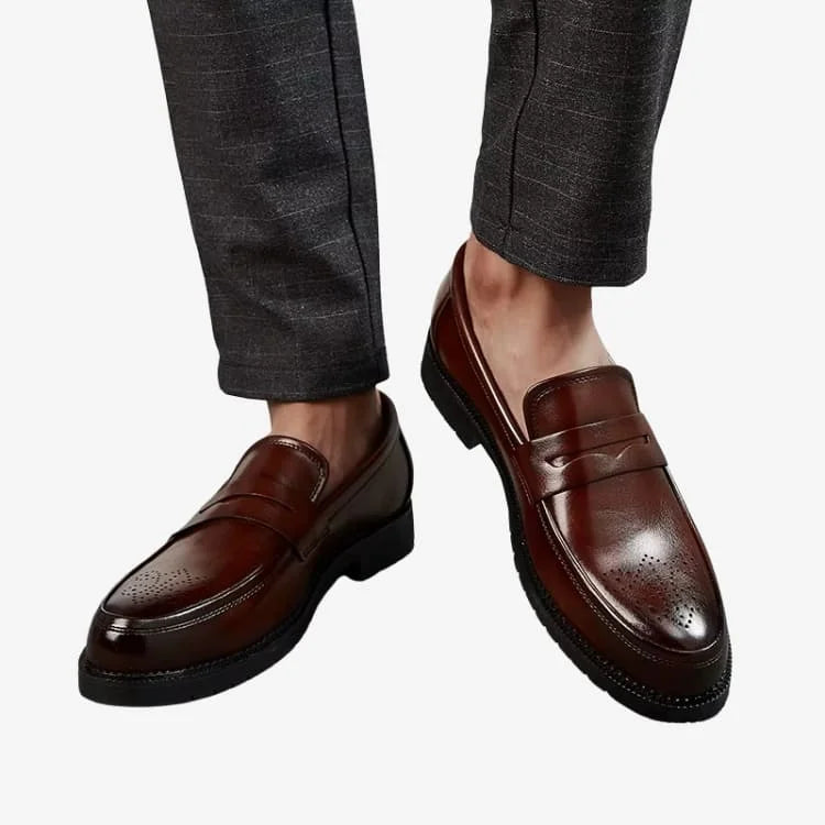 Loafer penny brogue marrom sendo usado com calça social vista frontal — Soffisticata