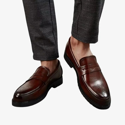 Loafer penny brogue marrom sendo usado com calça social vista frontal — Soffisticata