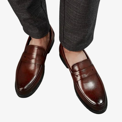 Loafer penny brogue marrom sendo usado com calça social vista frontal — Soffisticata