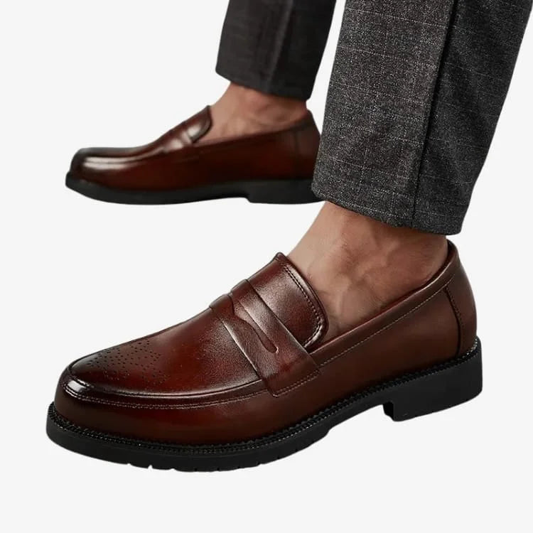 Loafer penny brogue marrom sendo usado com calça social vista lateral — Soffisticata
