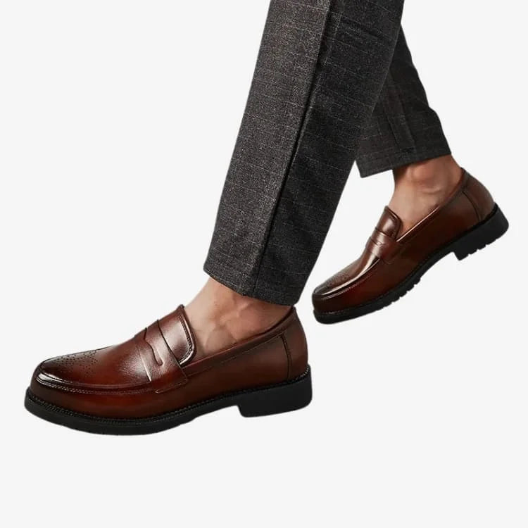 modelo homem caminhando usando os Sapato Loafer Masculino Marrom Soffisticata Penny Brogue