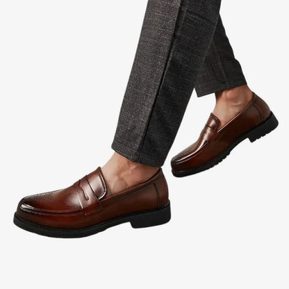 modelo homem caminhando usando os Sapato Loafer Masculino Marrom Soffisticata Penny Brogue