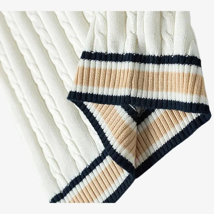Detalhe barra listrada azul marinho e bege do Suéter Masculino Sem Manga Branco Soffisticata